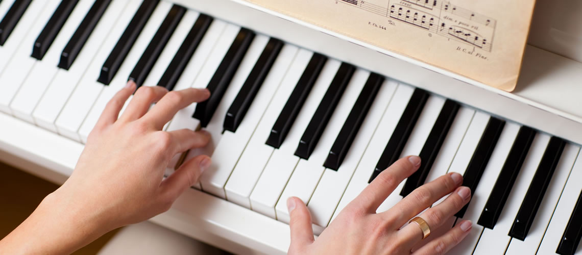 She likes to play the piano. Пианино для учебы. Научиться играть на пианино фото. Пианино обучение для взрослых. Картинки для карты желаний игра на пианино.